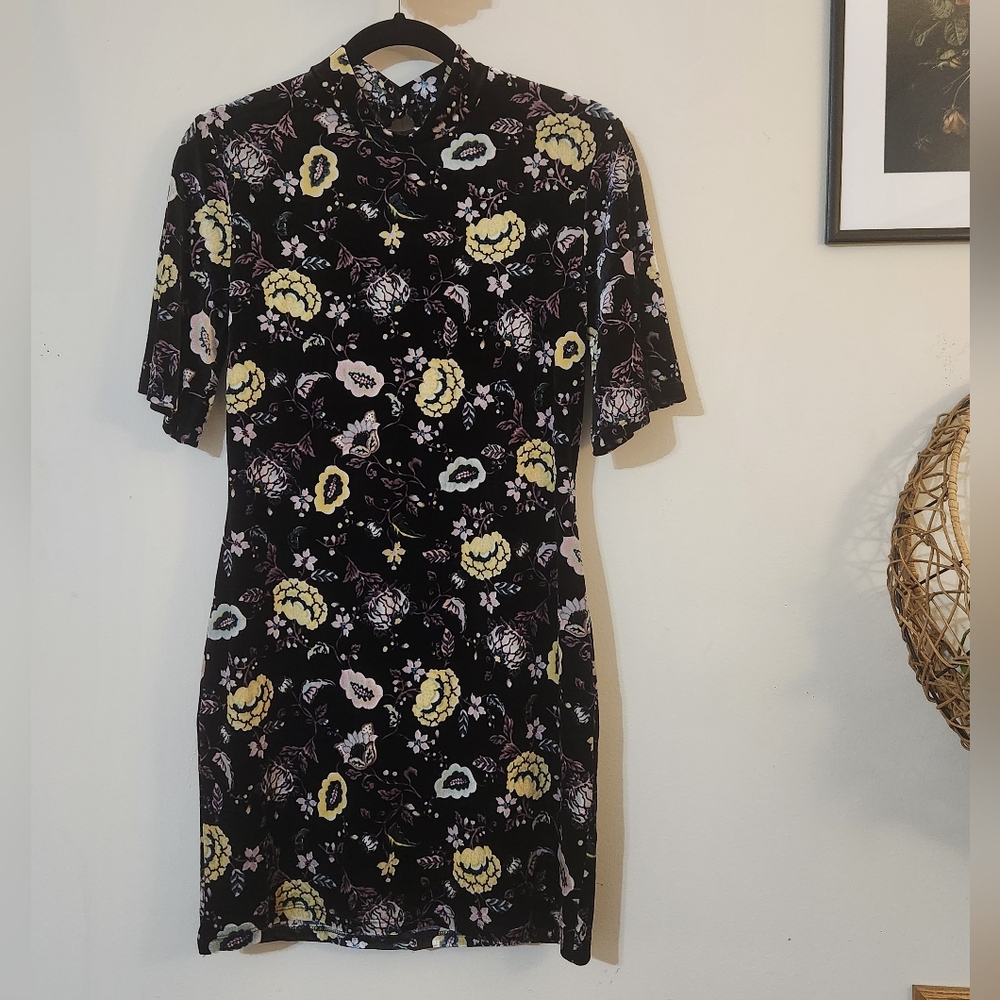 Current + Project Floral Velvet Mock Neck Short Sleeve Dress. Size M